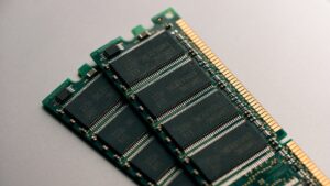 Do czego służy pamięć RAM w komputerze?